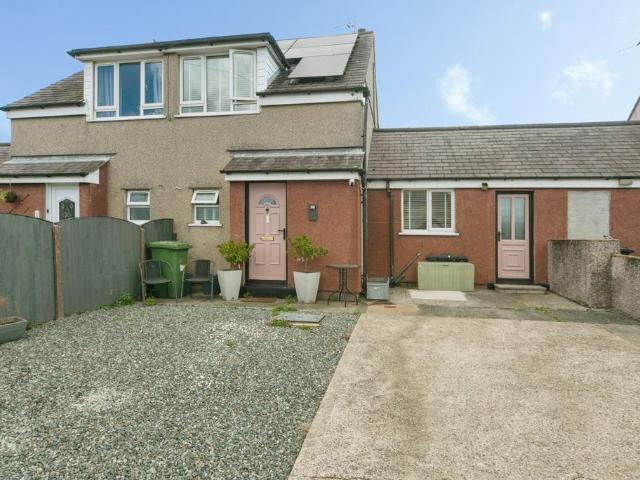 2 bedroom link detached house for sale