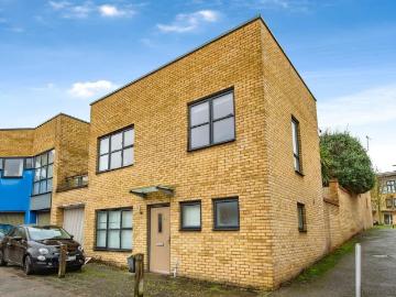2 bedroom link detached house for sale