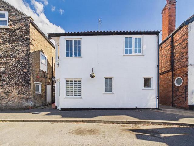 2 bedroom link detached house for sale