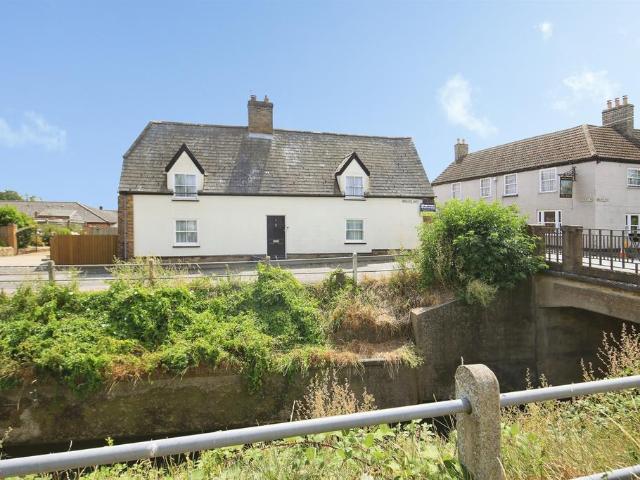 2 bedroom link detached house for sale