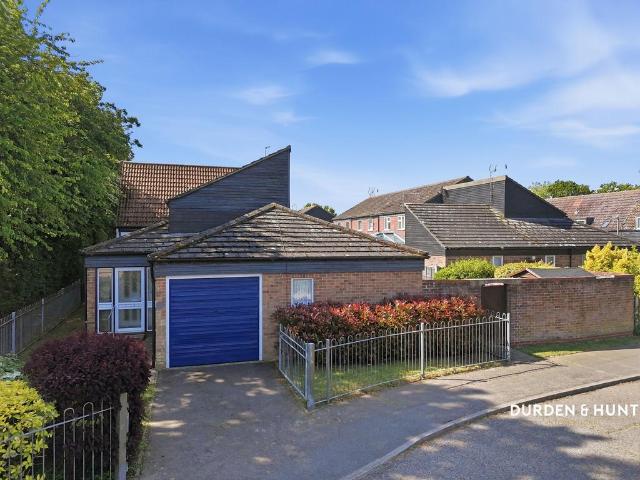 2 bedroom link detached house for sale