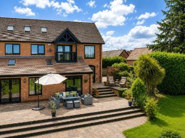 2 bedroom link detached house for sale