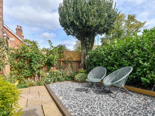2 bedroom link detached house for sale