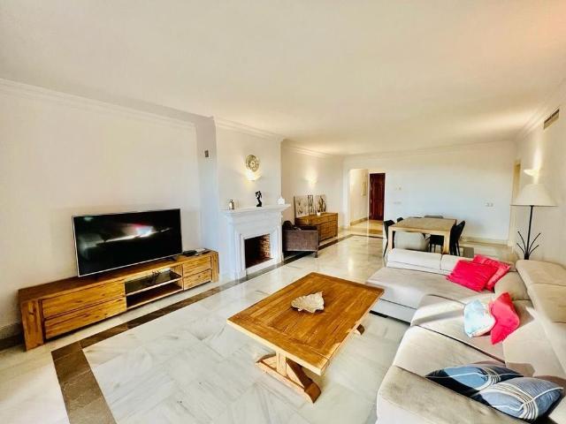 2 bedroom luxury Flat for rent in Benahavís, Spain