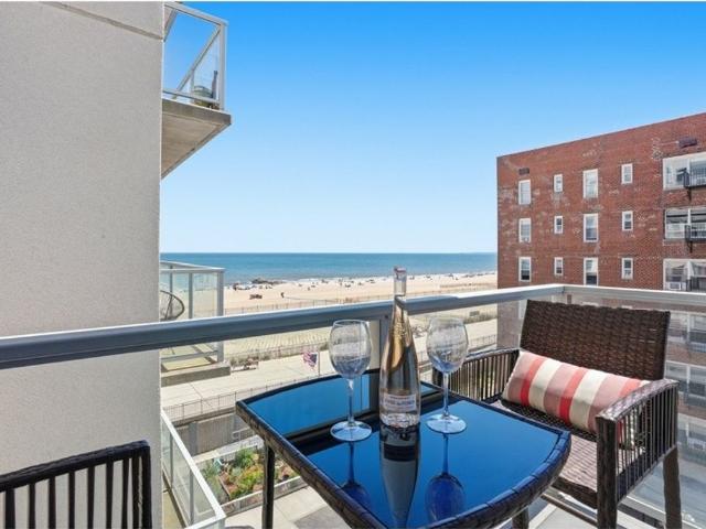 2 bedroom luxury Flat for sale in Queens, New York