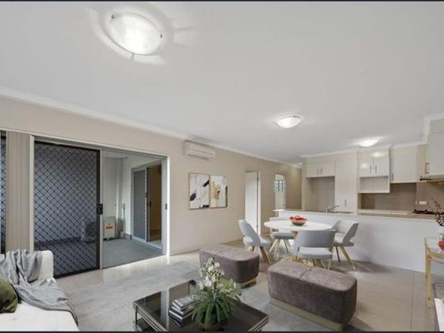 2 BEDROOM MODERN STYLE UNIT SOUGHT AFTER LOCATION!