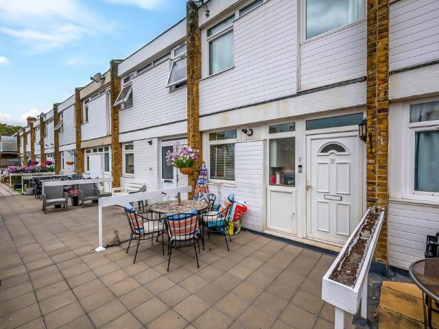 2 bedroom maisonette to rent