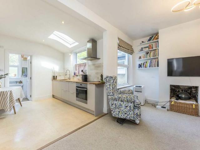 2 bedroom maisonette to rent