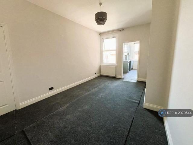 2 bedroom maisonette to rent