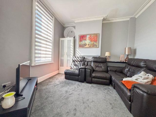 2 bedroom maisonette to rent