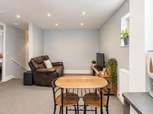 2 bedroom maisonette to rent
