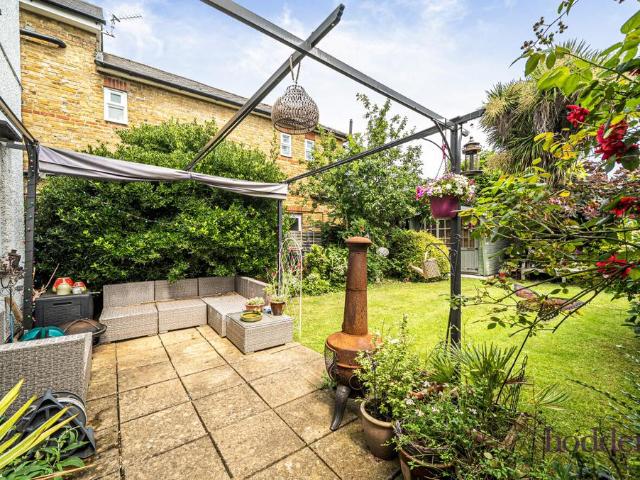 2 bedroom maisonette for sale