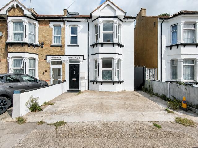 2 bedroom maisonette for sale