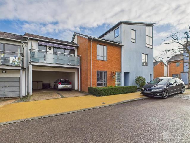 2 bedroom maisonette for sale