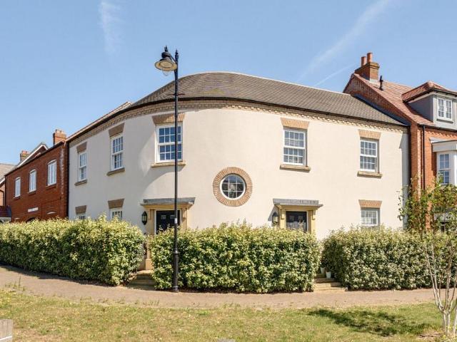 2 bedroom maisonette for sale
