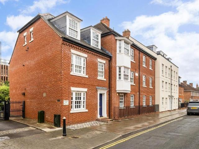 2 bedroom maisonette for sale