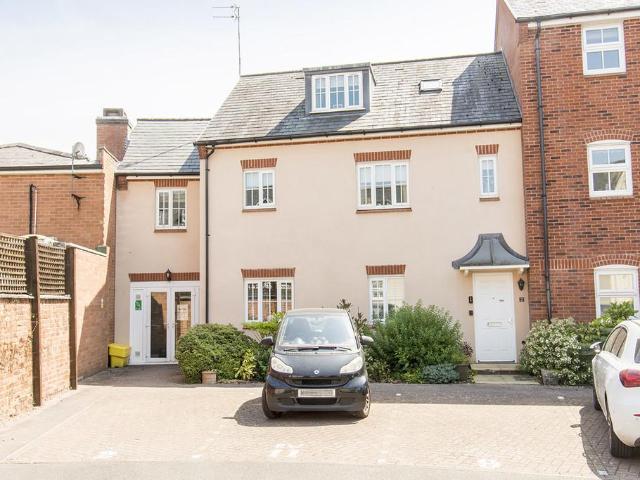 2 bedroom maisonette for sale