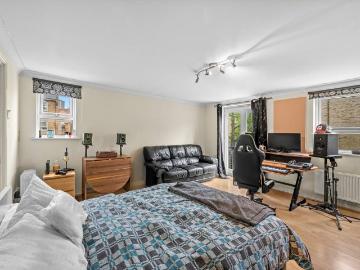2 bedroom maisonette for sale