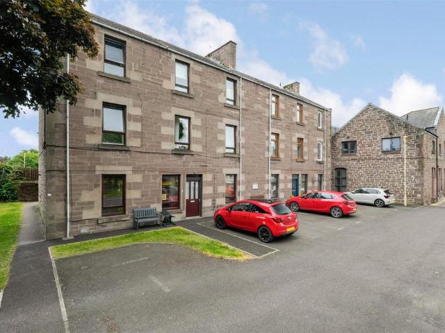 3 bedroom maisonette for sale