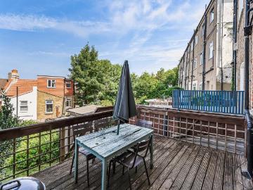 2 bedroom maisonette for sale