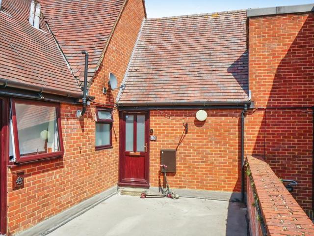 2 bedroom maisonette for sale