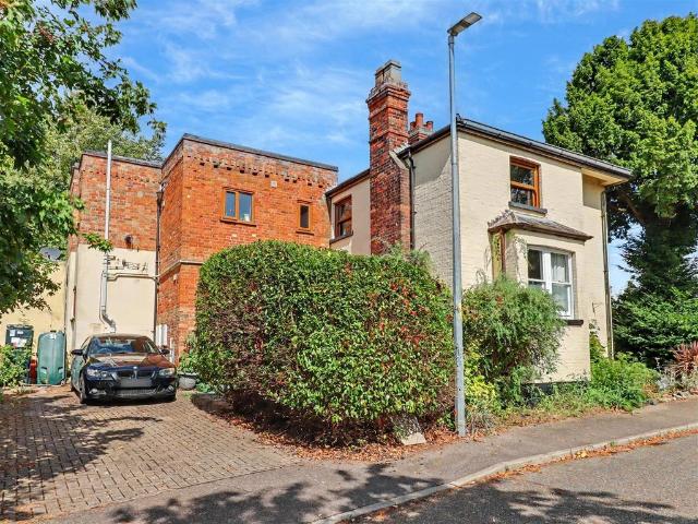 2 bedroom maisonette for sale