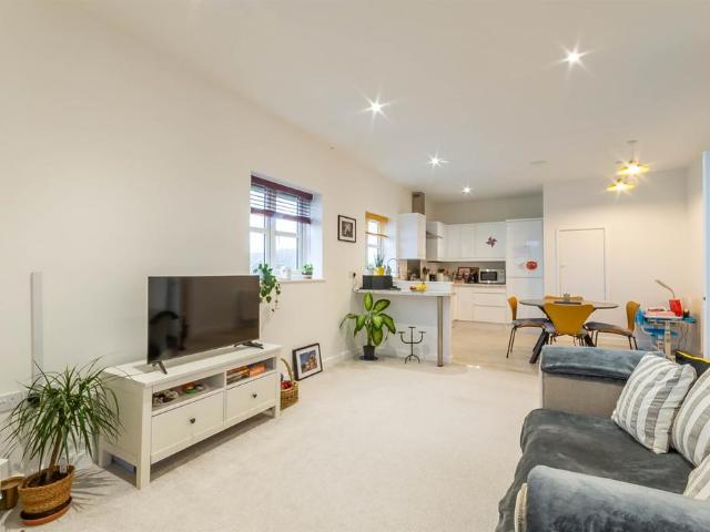 2 bedroom maisonette for sale