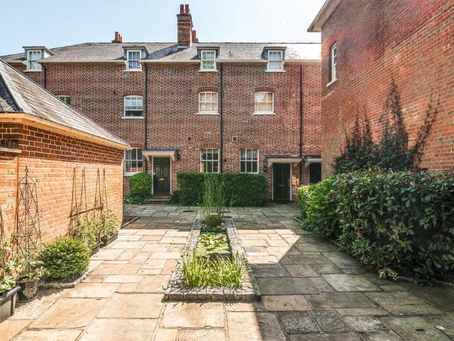 2 bedroom maisonette for sale