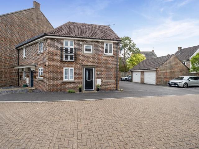 2 bedroom maisonette for sale