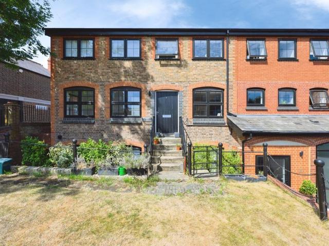 2 bedroom maisonette for sale