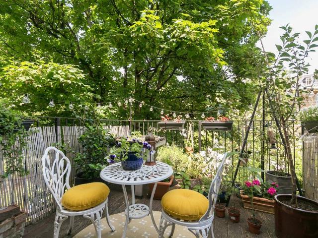 2 bedroom maisonette for sale