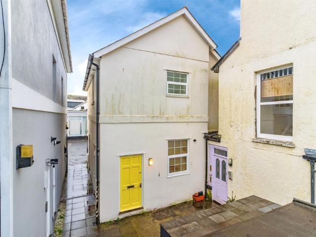 2 bedroom maisonette for sale