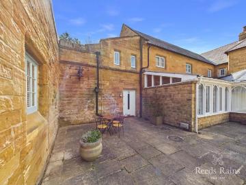 2 bedroom maisonette for sale