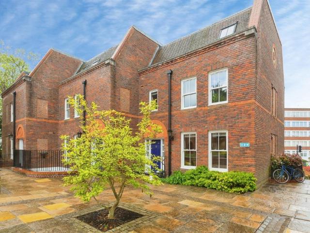 2 bedroom maisonette for sale