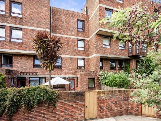 2 bedroom maisonette for sale