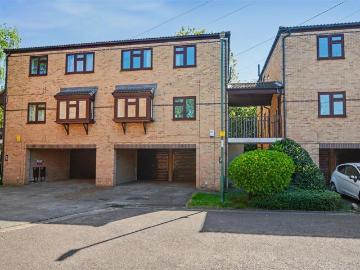2 bedroom maisonette for sale