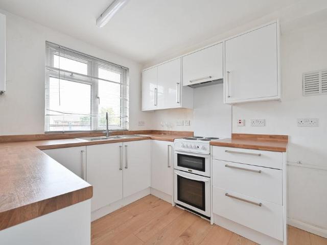 2 bedroom maisonette for sale