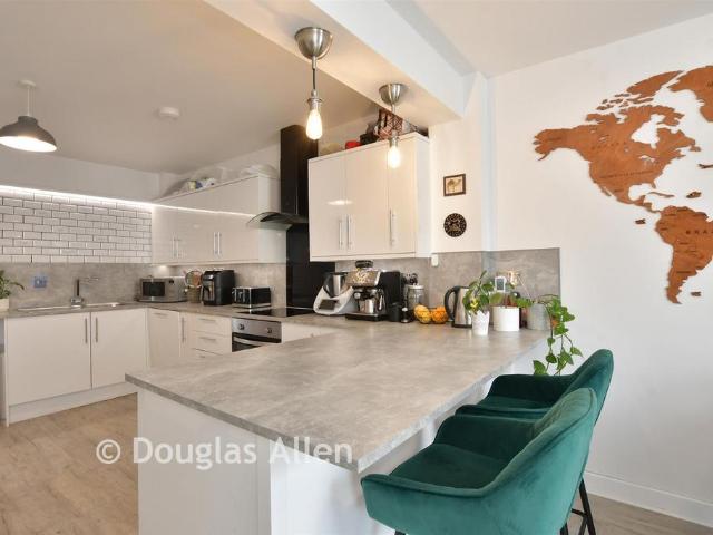 2 bedroom maisonette for sale