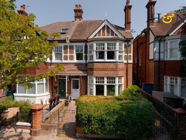2 bedroom maisonette for sale