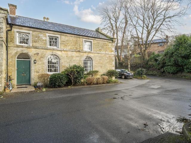 2 bedroom maisonette for sale