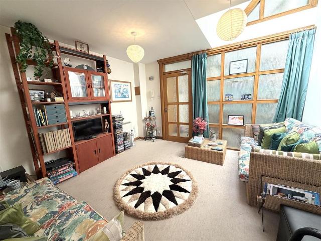 2 bedroom maisonette for sale