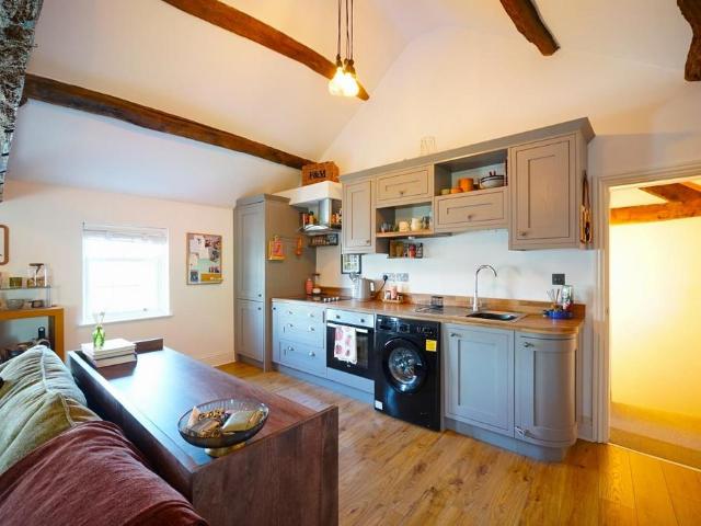 2 bedroom maisonette for sale