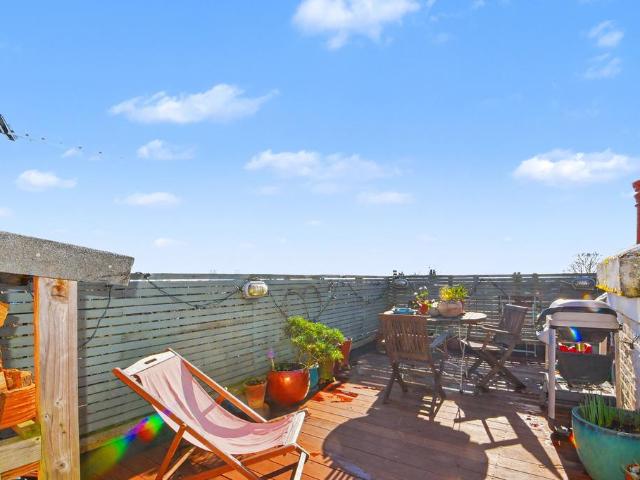 2 bedroom maisonette for sale