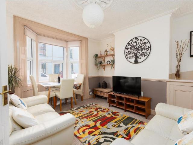 2 bedroom maisonette for sale