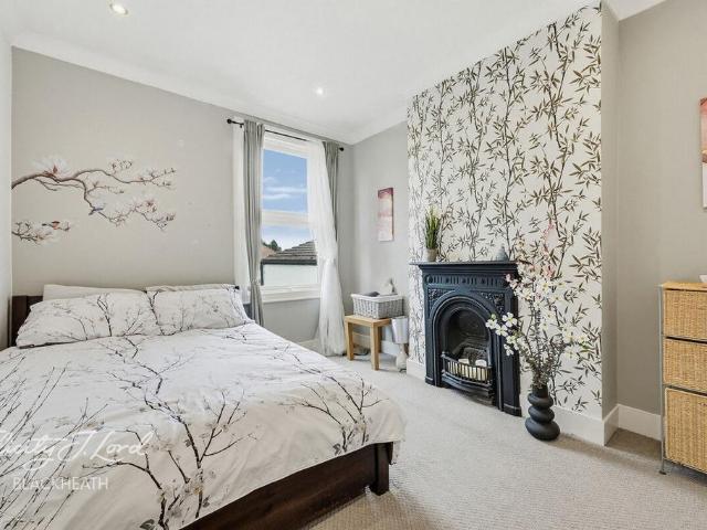 2 bedroom maisonette for sale