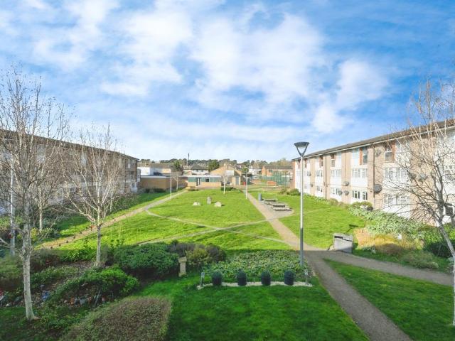 2 bedroom maisonette for sale