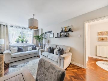 2 bedroom maisonette for sale