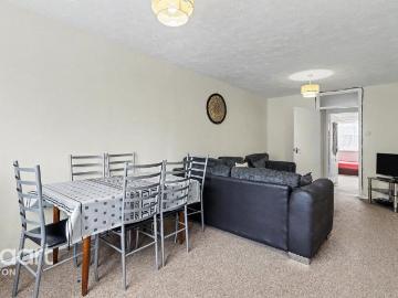 2 bedroom maisonette for sale