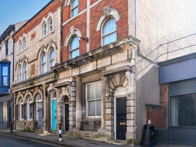 2 bedroom maisonette for sale