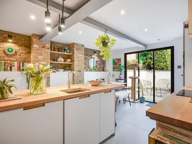 2 bedroom maisonette for sale